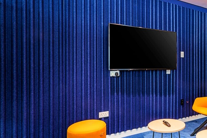 Soft curved acoustic wall panels in education space