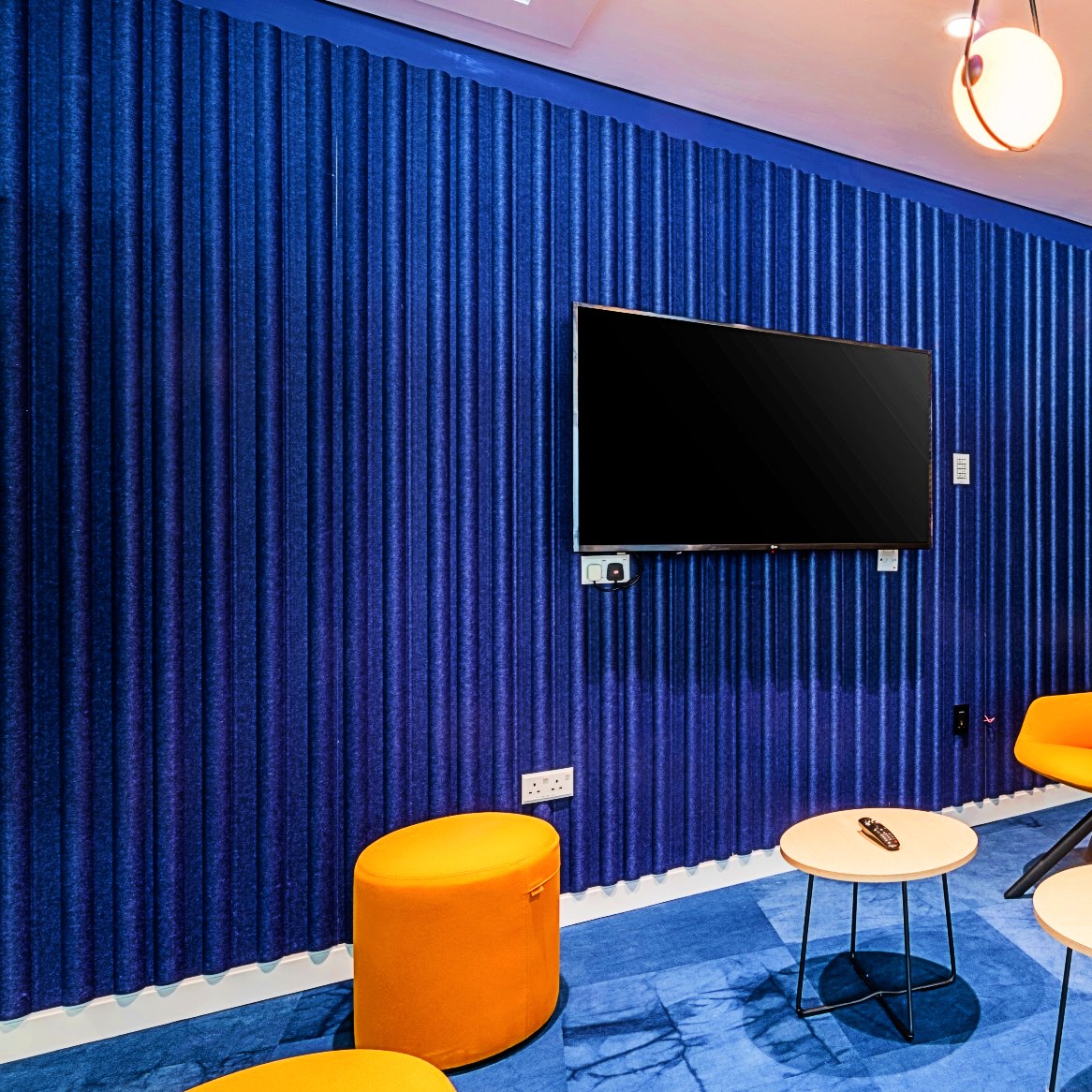 Soft curved acoustic wall panels in education space